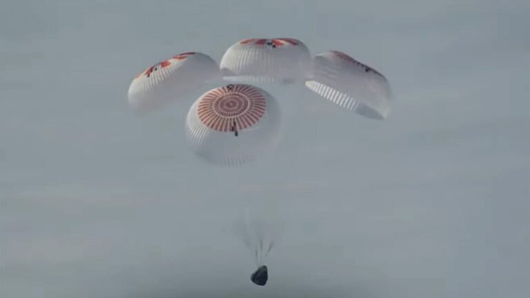 Tripulação da missão SpaceX Crew-10 retorna à Terra após 145 dias na Estação Espacial