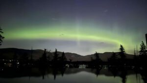 Tempestade geomagnética pinta o céu de verde e rosa no Hemisfério Norte; novas auroras são esperadas