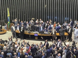 Câmara encaminha punição e destaca cinco deputados por bloquear plenário; PL sai em defesa da bancada