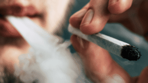 Uso abusivo de maconha triplica risco de câncer bucal, aponta estudo da UCSD