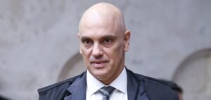 Flávio Gordon compara Alexandre de Moraes a juiz nazista em artigo da Revista Oeste