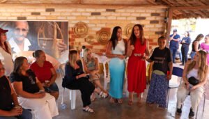Primeira-dama do Tocantins se reúne com artesãs na comunidade quilombola Mumbuca, no Jalapão