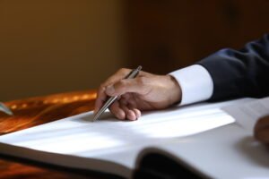 Presidente português veta decreto que restringia direitos de imigrantes