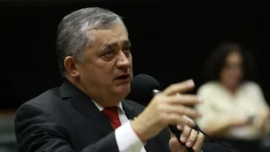 Guimarães acusa Trump de nazismo após ordem para remover sem-teto de Washington