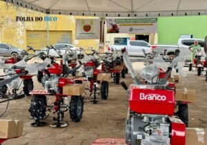 Deputado destina R$ 300 mil e entrega 50 tratoritos a agricultores familiares em Araguatins