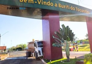 Caminhão-tanque colide com portal de entrada de Buriti e danifica monumento