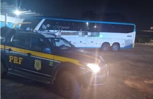 PRF encontra ônibus com numeração adulterada levando 46 indígenas em Gurupi
