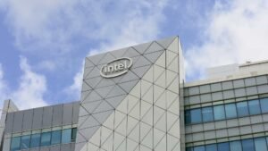 Intel avalia ampliar investimentos nos EUA para conter pressão de Trump sobre CEO