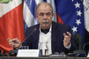 Mercadante entrega café brasileiro a Al Gore e faz ironia sobre tarifa de 50% dos EUA