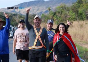 Deputado Vicentinho Júnior percorre 23 km na Romaria do Senhor do Bonfim em Natividade