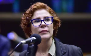 Advogado diz que Carla Zambelli faz greve de fome e sofre queda antes de audiência na Itália