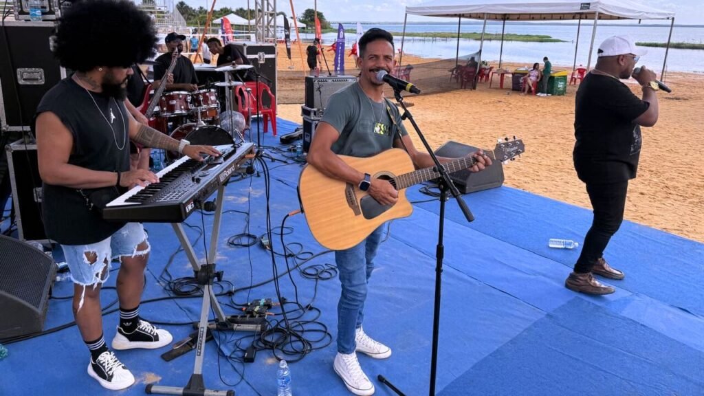 Vitor Senna e Gabriel em show na Praia da Graciosa