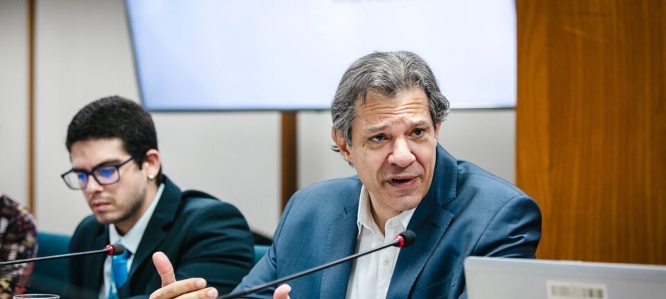 Haddad aposta em indiciamento de Eduardo Bolsonaro para aliviar disputa tarifária com os EUA - Imagem do artigo