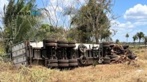 Colisão entre caminhões provoca tombamento na Transamazônica, entre Araguatins e São Bento