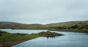 Lago que desaparece e reaparece na Irlanda do Norte alimenta lenda de “cavalos fantasmas”