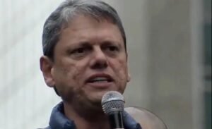 Tarcísio pressiona Câmara por anistia e critica Moraes em ato na Avenida Paulista