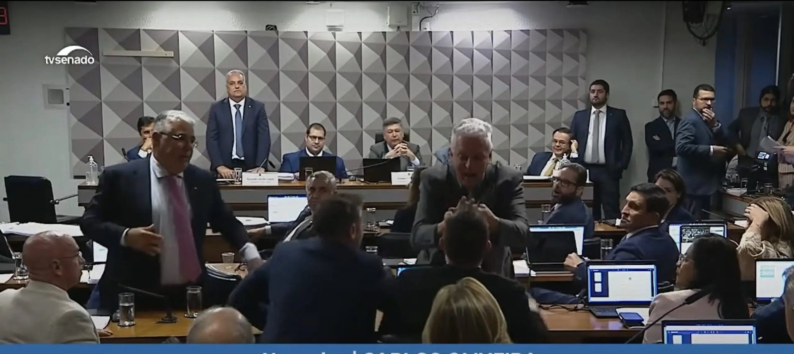 Discussão entre deputados interrompe sessão da CPMI do INSS durante depoimento de Carlos Lupi - Imagem do artigo