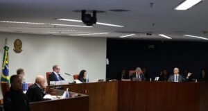 Dino ironiza sanções dos EUA a Moraes e pergunta se “Mickey vai mudar julgamento”