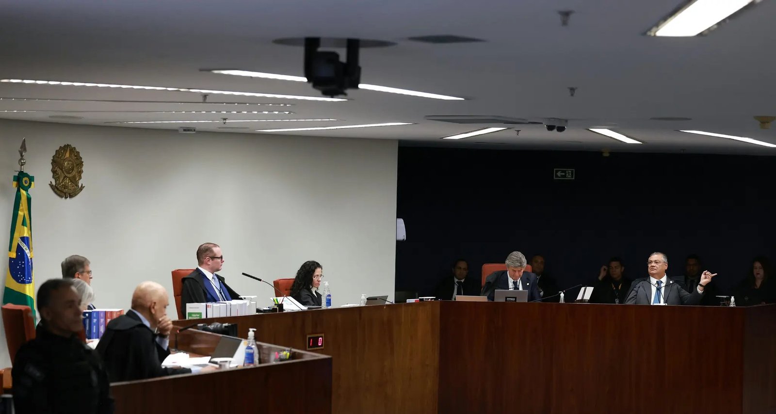 Dino ironiza sanções dos EUA a Moraes e pergunta se “Mickey vai mudar julgamento” - Imagem do artigo