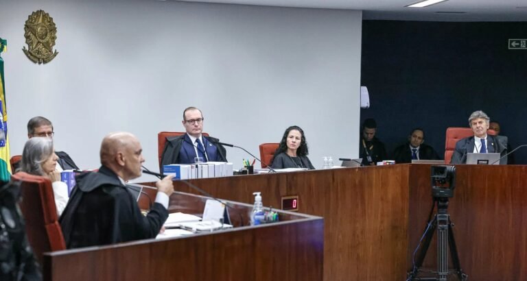 Moraes e Dino contestam argumentos de Fux e interrompem voto de Cármen Lúcia no STF