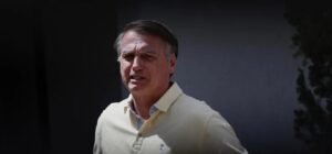 Bolsonaro deixa prisão domiciliar sob escolta para exames no DF Star em Brasília