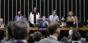 Câmara aprova em primeiro turno PEC que amplia proteção a parlamentares