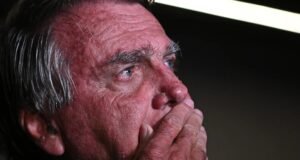 Bolsonaro é internado em Brasília após crise de soluço, vômito e falta de ar