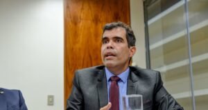 Flávio Dino envia investigação sobre deputado Ricardo Ayres ao STF e mantém demais casos no STJ