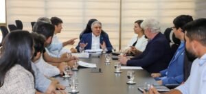 Laurez Moreira debate centro de convenções e sinalização do Lago de Palmas com representantes do turismo