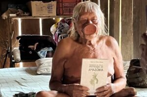 Livro sobre preservação amazônica é entregue ao cacique Raoni em aldeia no Mato Grosso