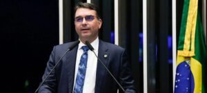 Flávio Bolsonaro pede que Itália não extradite Carla Zambelli durante ato da Liga