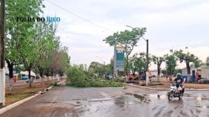 Temporal com ventos fortes causa estragos e falta de energia em Araguatins