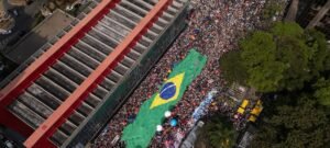 PT troca vermelho por cores da bandeira em novas peças de TV e posiciona Lula como patriota para 2026