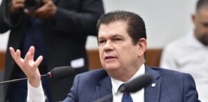 Deputado Mauro Benevides Filho sofre AVC e permanece internado em Fortaleza