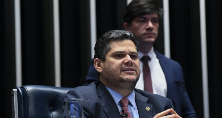 Alcolumbre pede ao STF que mantenha composição atual da Câmara nas eleições de 2026