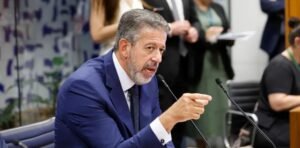 Lira mantém proposta de isenção do IR e acolhe somente três emendas