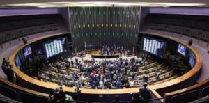 Câmara aprova urgência para projeto que transforma falsificação de bebidas em crime hediondo