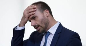 Moraes dá cinco dias para PGR se pronunciar sobre pedido de prisão de Eduardo Bolsonaro