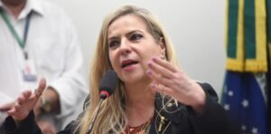 Deputada Luizianne Lins permanece detida em Israel após rejeitar procedimento de deportação sumária