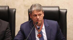 Tarcísio de Freitas exalta “trabalho amoroso” da Justiça Eleitoral ao receber homenagem do TRE-SP