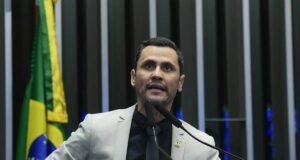 Cleitinho lidera corrida pelo governo de Minas Gerais em pesquisa do Paraná Pesquisas