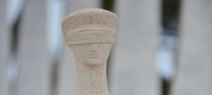 Reforma administrativa corta benefícios e enfrenta resistência do Judiciário