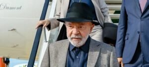 Em Roma, Lula afirma que Carla Zambelli “não merece respeito” de quem defende a democracia