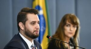 Uso de plataforma restrita dos EUA embasou prisão preventiva de Filipe Martins, afirma defesa