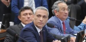 Câmara aprova suspensão de processo criminal contra Gustavo Gayer no STF