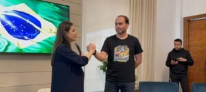 Carlos Bolsonaro confirma mudança de domicílio para disputar o Senado por Santa Catarina em 2026