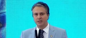 Camilo Santana defende excluir educação do limite fiscal e nega uso eleitoral de programa estudantil