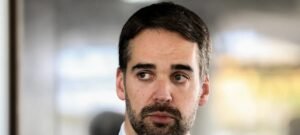 Eduardo Leite condiciona apoio do PSD a Tarcísio de Freitas a ruptura com o bolsonarismo