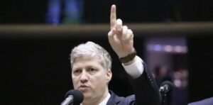 Van Hattem anuncia ação contra delegados da PF após novo inquérito sobre Filipe Martins