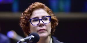 Ministério Público italiano apoia extradição de Carla Zambelli, diz AGU